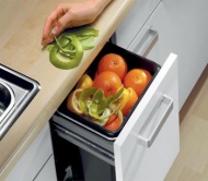 Zajímavé umístění odpadkové koše těsně pod pracovní deskou. Do skříňky vysoké 30 cm se vejdou dvě nádoby o obsahu 11 l, cena 3 213 Kč, BLANCO