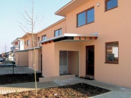 Dvoupodlažní řadové domy v Roztokách u Prahy: architekt: Josef Horný, projektant: Vladimír Žďára, dodavatel: Zempra, spol. s r. o. (rekreační, jižně orientovaná zahrada u každého domu, vytápění: centrální s akumulací tepla, příprava na solární kolektory, větrání regulovanými štěrbinami). Projekt obdržel cenu Energetický projekt 2004