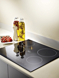 Indukční deska KIB 644 C E, 9 úrovní výkonu, vyrábí Hotpoint, www.hotpoint.cz
