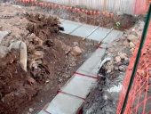 Vrch betonového pasu se uhladí a nechá zatvrdnout. Pozor na sesuvy hlíny!