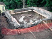 Kolem základových pasů se vytvoří bednění pro další betonáž