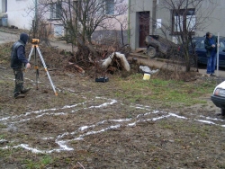 Po dvouhodinové práci je dům zaměřen
