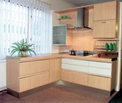 Kuchyň Onda (LUBE), design buk, kování BLUM, cena sestavy (bez spotřebičů) 69 990 Kč
