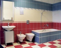 Kolekce Gallery (LAUFEN): umyvadlo 5 479 Kč, závěsné WC 10 962 Kč, bidet 9 049 Kč, WC sedátko 3 865 Kč, umyvadlová skříňka 20 463 Kč, série Cool (KERABEN): dlažba (33 x 33 cm) 800 Kč/metr čtvereční, obkládačky barevné (23,5 x 33 cm) 890 Kč/metr čtvereční, béžové 821 Kč/metr čtvereční, listely od 312 do 356 Kč/ks