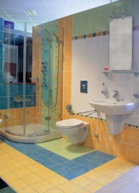 Série Omnia (VILLEROY & BOCH): umyvadlo 2 815 Kč, kryt sifonu 2 814 Kč, závěsné WC 4 941 Kč, WC sedátko 1 996 Kč, sprchová zástěna GSKK4 (RAVAK) 39 640 Kč, sprchová vanička (90 x 90 cm) 6 990 Kč, hydromasážní panel Nautilus (RAVAK) 39 951 Kč, obkládačky (VILLEROY & BOCH) Funny Day barevné (20 x 25 cm) 914 Kč/metr čtvereční, dlažba (20 x 20 cm) 895 Kč/metr čtvereční, dekor květy (20 x 25 cm) 267 Kč/ks, listely (6,5 x 20 cm a 3 x 20 cm) 171,50 Kč/ks