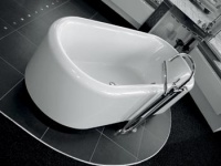Samostatně stojící akrylátová vana Nexion (VILLEROY & BOCH), 180 x 80 cm, 77 427 Kč, polystyrenový nosič k vaně 17 910 Kč, vanová baterie Tara (DORNBRACHT) 81 645 Kč
