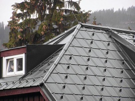 Detail dobře realizované střechy. Všiměte si pečlivě zhotovených přechdů a napojení. Taková střecha bude sloužit mnoho desetiletí