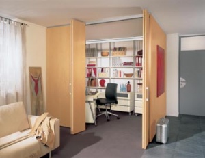 Elegantní mobilní příčka může skrývat pracovnu (Hülsta, prodává Home Style)