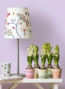 Hyacinty můžete obklopit dalšími květy, ať už na tapetách, stínítku lampy nebo třebra hrnečku