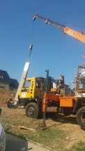 Instalace komínové vložky s integrovaným krbem Kingfire Parata se provádí pomocí jeřábu. (Zdroj: Schiedel)