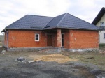 Vybrali si dům s moderní valbovou střechou, postavený do tvaru písmene L