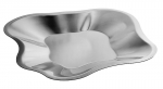 Kuchyňskému interiéru budou "slušet" přdevším nerezové doplňky: designová čajová souprava z produkce GEORG JENSEN nebo mísa z Alvar Aalto Collection (vyrábí IITTALA, dodává DESIGNOR)