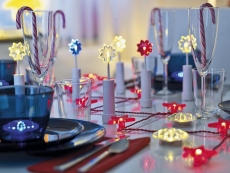Oživte sváteční tabuli svítícími dekoracemi v různých barvách, cena 39 Kč (IKEA)