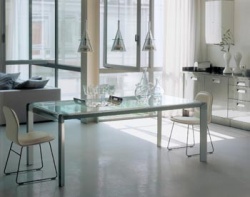 Sůl bond (75 x 180 x 90 cm), deska 12 mm čiré sklo, nohy aluminiový lak, design Marc Sadler, od 105 490 Kč (FIAM ITALIA, prodává ABITARE)