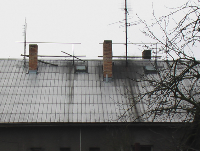 Střešní neboli kominické výlezy umožňují jednoduchý, rychlý a bezpečný přístup na střechu. Ten je nutné zajistit pro provádění nutných prací, například kominických, instalačních či údržbových, ale také k prosvětlení půdních prostor a jejich větrání. (Zdroj: HPI-CZ)