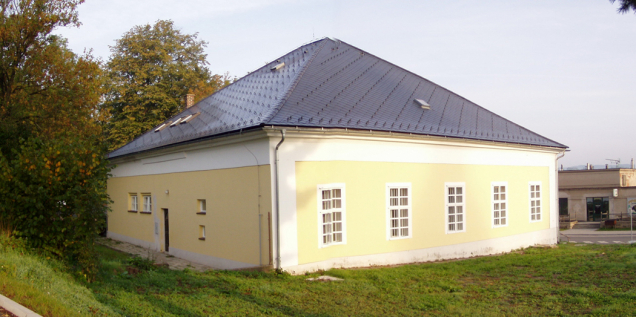 Střešní neboli kominické výlezy umožňují jednoduchý, rychlý a bezpečný přístup na střechu. Ten je nutné zajistit pro provádění nutných prací, například kominických, instalačních či údržbových, ale také k prosvětlení půdních prostor a jejich větrání. (Zdroj: HPI-CZ)