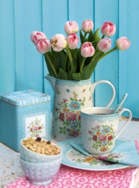 Džbán na vodu, objem 1 litr, 1 040 Kč; dezertní talíř, 442 Kč; hrnek, 390 Kč; miska, 179 Kč/ks, vše porcelán, plechová dóza, 332 Kč, výrobce Greengate, www.apropos-shop.cz