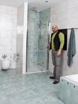 Sprchová vanička Superplan (Kaldewei), smalt, 100 x 100 cm, cena včetně podpory 16 318 Kč, termostatická podomítková 2cestná baterie Ecostat (Hansgrohe), chrom, cena 21 093 Kč, sprchová sada s přípojkou ze zdi Activa A6 (Hansgrohe), chrom, cena 8 901 Kč, stropní sprcha Raindance (Hansgrohe), průměr 24 cm, chrom, cena 14 786 Kč, KOZÁK BATH & INTERIOR