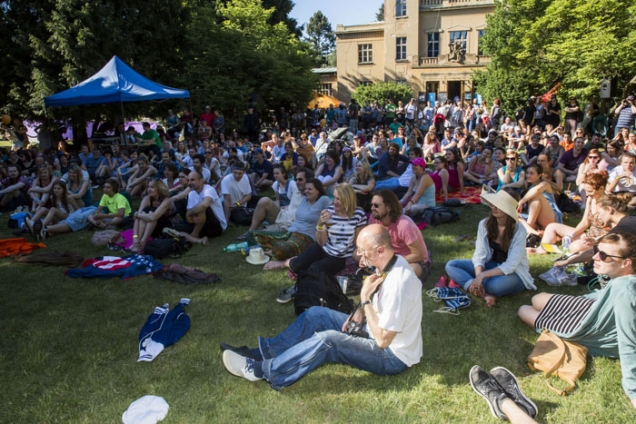 Letošní multižánrový festival Mezi ploty se uskuteční v areálu pražské Psychiatrické nemocnice Bohnice 26. a 27.5. (Zdroj: Meziploty.cz)