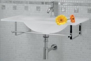 Skleněné umyvadlo Musa (OPEN KRISTALLUX), rozměr 800 x 500 x 180 mm, cena 41 281 Kč, baterie T-mix (BONGIO), cena 10 341 Kč