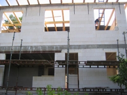 Stavba Jendova domu pokračovala střechou