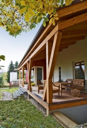 Pohledu na přistavěnou část dominují dřevěné podpěry ve stvaru X. Teakové sezení bylo rovněž vyrobeno podle návrhu architekta