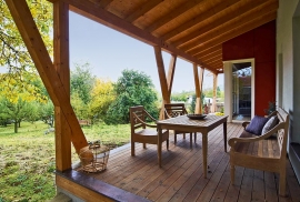 Pohledu na přistavěnou část dominují dřevěné podpěry ve stvaru X. Teakové sezení bylo rovněž vyrobeno podle návrhu architekta