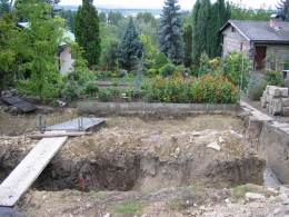 Část konifer musela uvolnit místo Jendovu novému domu