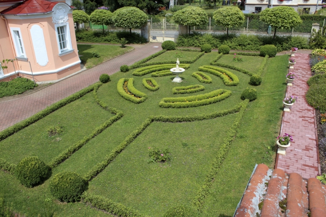 Francouzská zahrada je pokračováním architektury hlavní stavby, na kterou přímo navazuje.