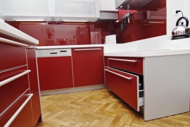 Výrazný odstín vínově červené ostře kontrastuje se světlou pracovní deskou