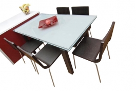 Rozkládací jídelní stůl Hyper od firmy CALLIGARIS dobře doplňují designové židle Side v tmavém odstínu dřeva, vše za 72 506 Kč, CORRECT INTERIOR