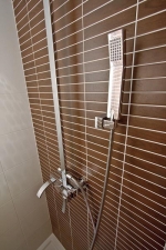 Spolumajitelka si potrpí na italský desing, a tak vybrala luxusní sprchu s ergonomickým držadlem. Cena sprchového setu 12 500 Kč