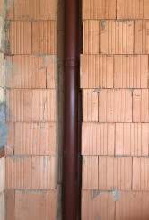 V tomto týdnu se začínají dělat instalace zdravotechniky, tzn. odpadů, vestavěné toalety, přívodů teplé a studené vody. Projektant už při plánování projektu musí detailně řešit uvedené rozvody tak, aby objekt splňoval konstrukční, provozní, hygienická a bezpečnostní kritéria. (Zdroj: Wienerberger)