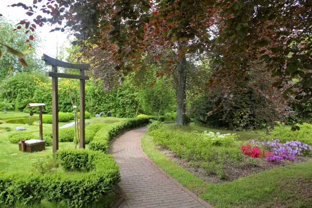 Brána torii a studna při vstupu do japonské zahrady.