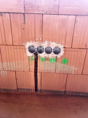 Instalace elektro. Jedna z nejméně viditelných, zato nejdůležitějších rozvodových sítí domu zajišťující „tlukot jeho srdce“. (Zdroj: Wienerberger)