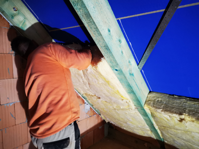 Na stavbě probíhalo doizolování střešního pláště vnitřní izolací.  Izolace ze skelné vaty Unirol Profi od partnera projektu firmy Isover se instalovala mezi krokve. (Zdroj: Wienerberger)