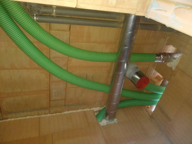 Začala montáž rekuperace od partnera projektu firmy Wafe. Rekuperace je systém efektivní výměny vzduchu, kdy se teplo z odváděného vzduchu využívá k ohřevu toho, který přivádíme dovnitř. V létě se naopak vzduch proudící do budovy příjemně ochlazuje. Kromě udržování nízké hladiny CO2 je možné udržovat i vlhkost v domě a odfiltrovat prach, smog a alergeny. Rekuperace přináší úsporu za topení, ale především vytváří zdravý domov. (Zdroj: Wienerberger)