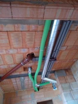 Začala montáž rekuperace od partnera projektu firmy Wafe. Rekuperace je systém efektivní výměny vzduchu, kdy se teplo z odváděného vzduchu využívá k ohřevu toho, který přivádíme dovnitř. V létě se naopak vzduch proudící do budovy příjemně ochlazuje. Kromě udržování nízké hladiny CO2 je možné udržovat i vlhkost v domě a odfiltrovat prach, smog a alergeny. Rekuperace přináší úsporu za topení, ale především vytváří zdravý domov. (Zdroj: Wienerberger)