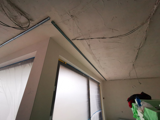 Kabely zajišťující rozvodnou síť pro elektrospotřebiče a další síťová připojení tvoří základ pro fungování moderní domácnosti podle soudobých trendů. (Zdroj: Wienerberger)
