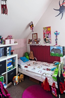 Hračky a další doplňky přinášejí do dětského pokoje dostatek barevnosti, kterou děti potřebují pro správný vývoj