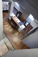 Úchvatný pohled z apartmánu na galerii dolů do části vyčleněné kuchyni