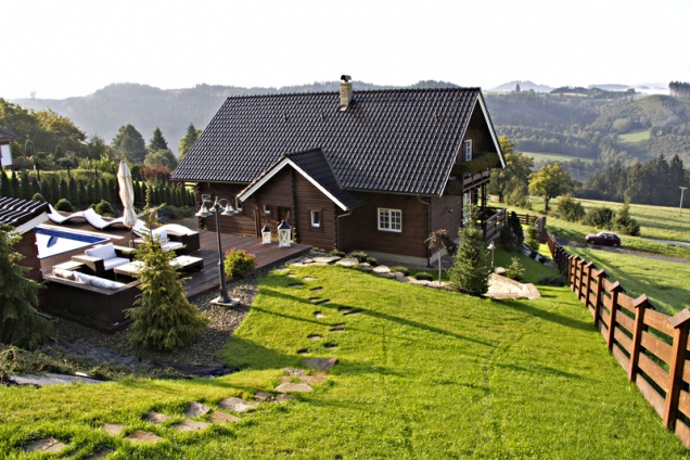Hlavní vstup do domu vede ze severní strany, takže slunci nastavují tvář jen obytné místnosti. Aby se minimalizovaly tepelné ztráty, má dům severním směrem jen několik malých oken.