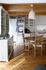 Zařízení kuchyně pochází z IKEA včetně svítidel a doplňků