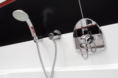 Nad vanou najdeme podomítkovou baterii rovněž ze série Chiara (GROHE)