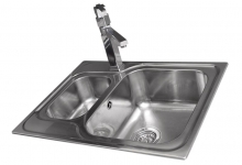 V levém rohu kuchyňské sestavy má své místo nerezový dřez (FRANKE) osazený designovou baterií (RAV)