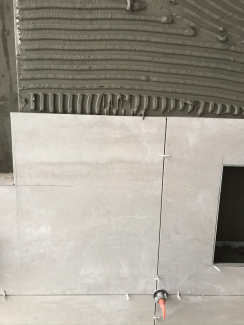 Spojení praktičnosti, estetiky a nadčasového designu nabízí prostory koupelen. (Zdroj: Wienerberger)