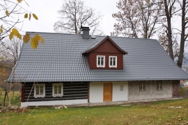 Majitelé pohádkové roubenky v Krkonoších se rozhodli pro změnu z původní eternitové na krytinu plechovou. Hlavním důvodem byla  minimální váha a také zkušenost s velkým výskytem mechu a lišejníku, kterým trpí všechny stavby v blízkosti lesních porostů a na horách zvláště. Povrch krytiny Lindab Topline je naprosto hladký, nehrozí tedy usazování nečistot a tvorba mechů a lišejníků