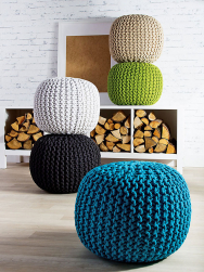 Lehké a měkké pufy se uplatní kdekoliv a snadno se uklidí (Deco-doma)