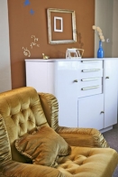 Ze zbytku různých rámečků, které majitelka doma měla, vznikla „zátiší“ na stěně i komodě