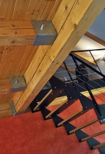 Detail stropu a schodiště. Ocelové konstrukční prvky architekt záměrně ponechal v pohledu